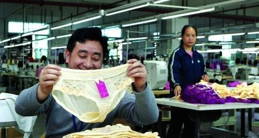 實拍制造“女性用品”的男性民工:看多了不覺尷尬