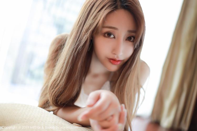 95后美女林子欣真空薄透鏤空內衣如雪般肌膚嬌軀